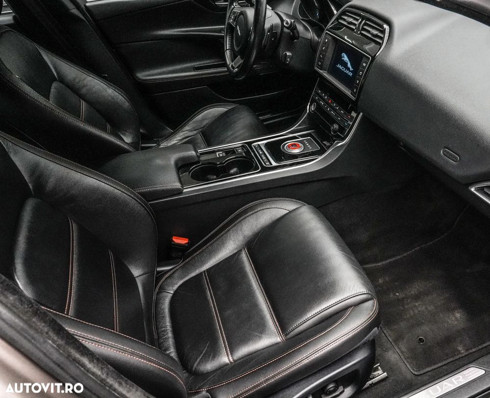 Jaguar XE 2.0 Prestige - 12