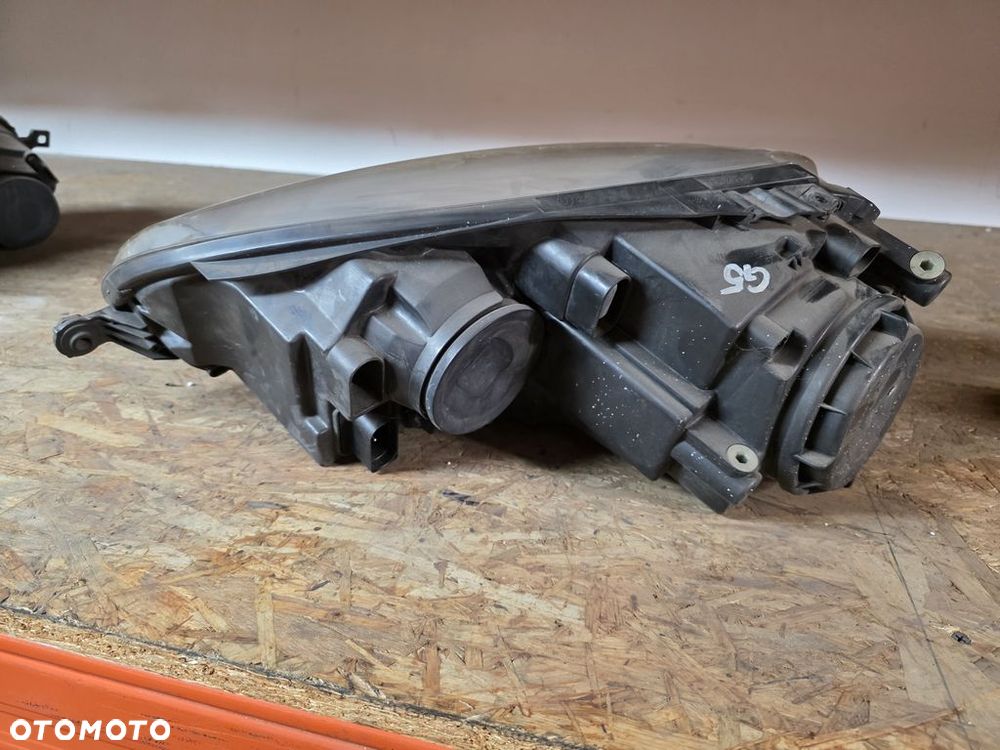 VOLKSWAGEN GOLF 5 V  LAMPA PRAWY PRZÓD REFLEKTOR 1K6941006E ANGLIK - 2