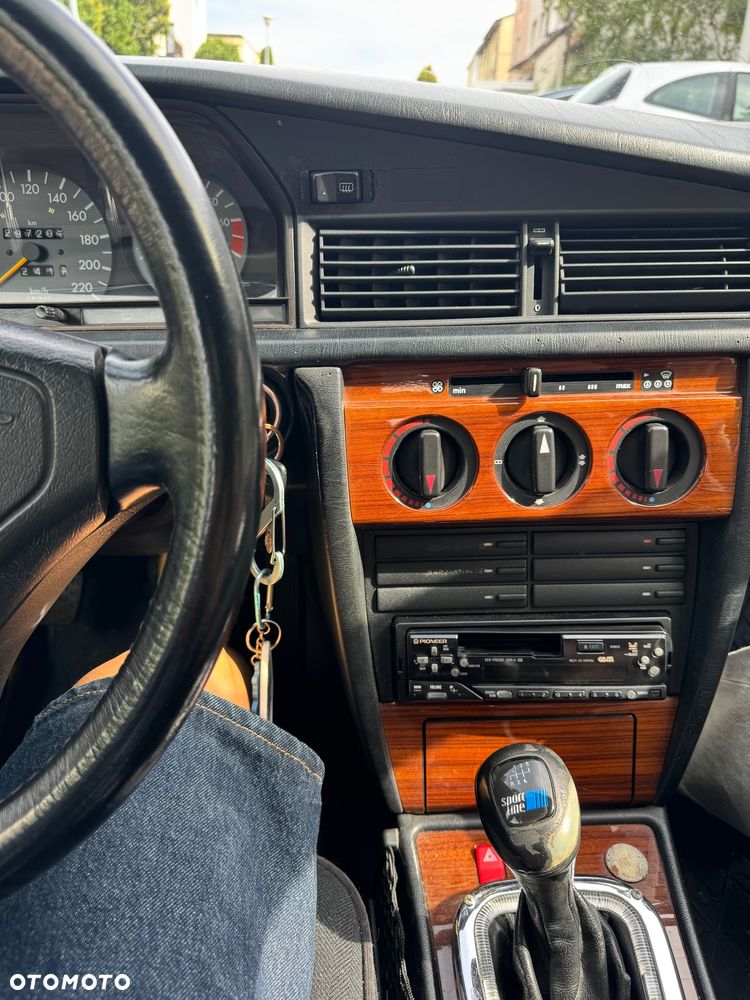 Mercedes-Benz W201 (190) - 25