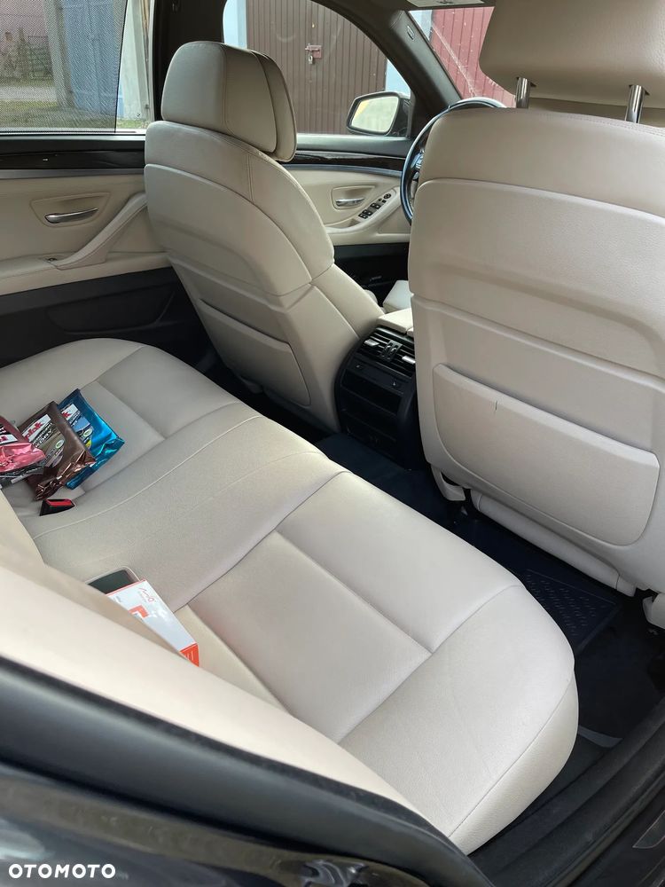 BMW Seria 5 550i - 14