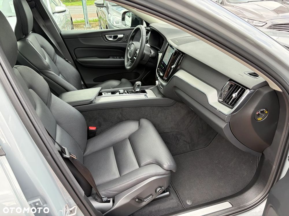 Volvo XC 60 B4 D Plus Dark - 17