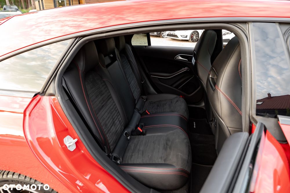 Mercedes-Benz CLA 250 4-Matic AMG Line - 24