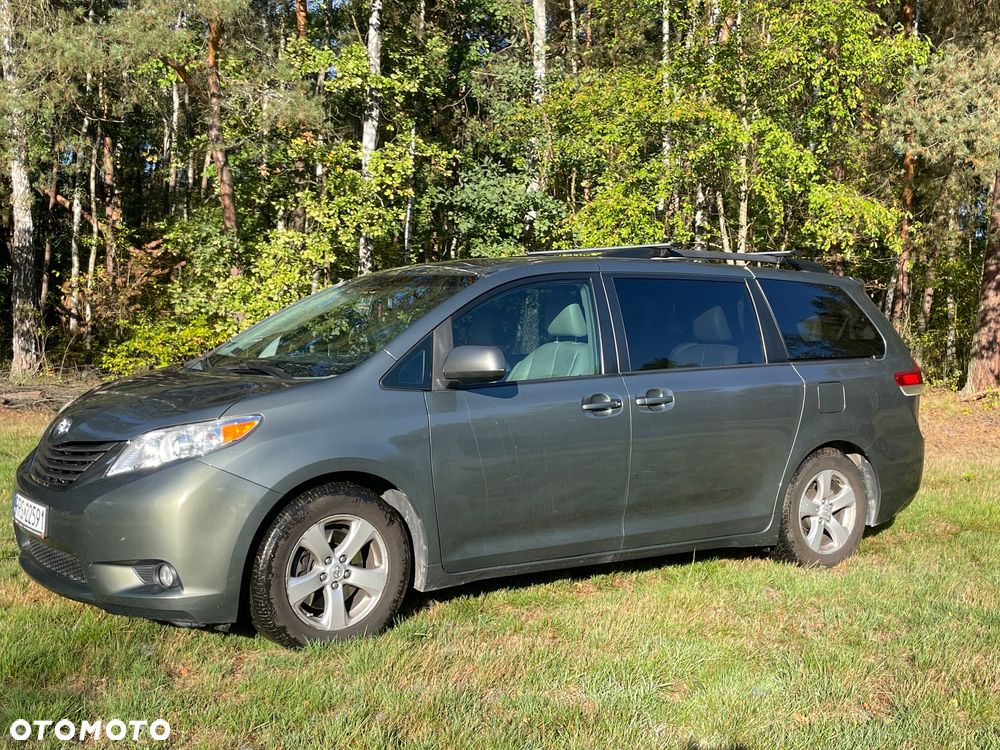 Toyota Sienna - 2