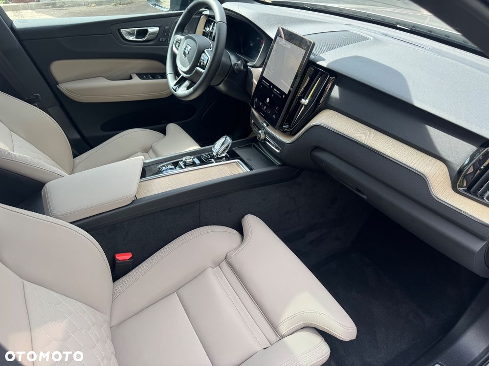 Volvo XC 60 B5 B AWD Plus Black Edition - 16