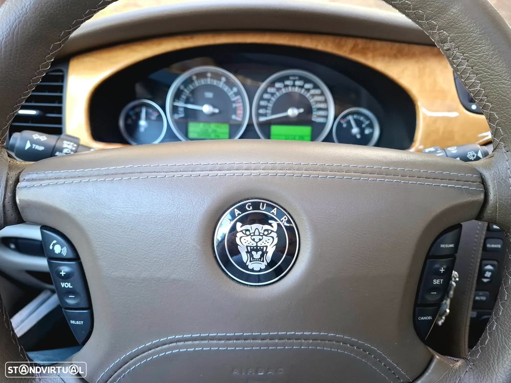 Jaguar S-Type 3.0 V6 Executive Auto. - 12