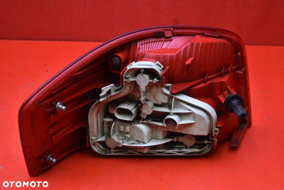 AUDI A3 8P0 03-08 3 DRZWI PRAWA TYLNA LAMPA ORYGINAŁ 8P0945096 - 2