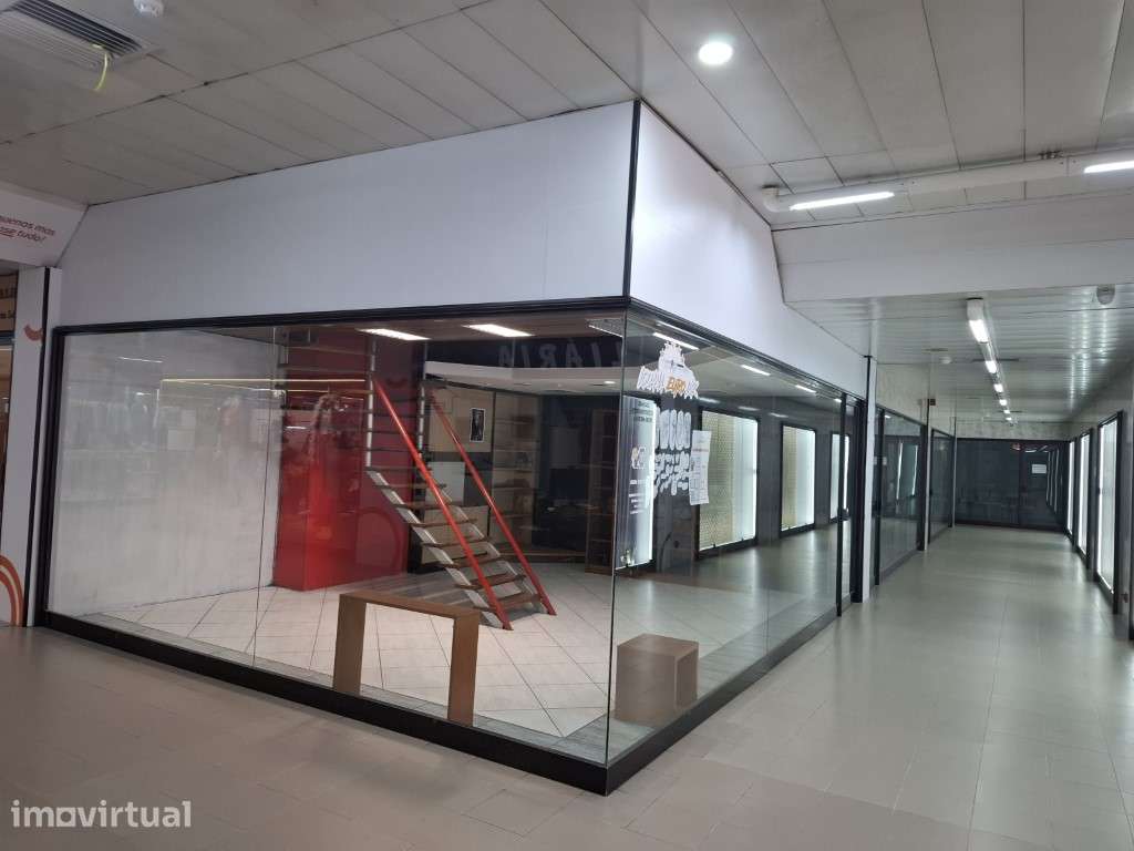 Conjunto de 4 lojas situadas no centro comercial 'Colina do Sol'. - Grande imagem: 2/2