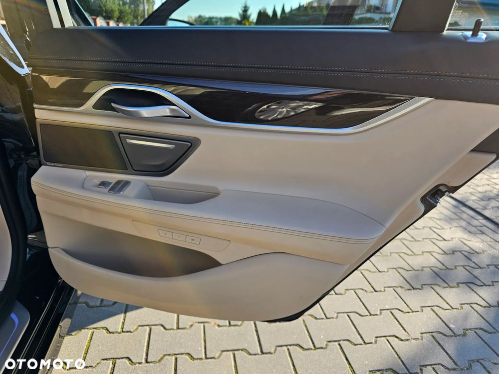 BMW Seria 7 730d mHEV - 11