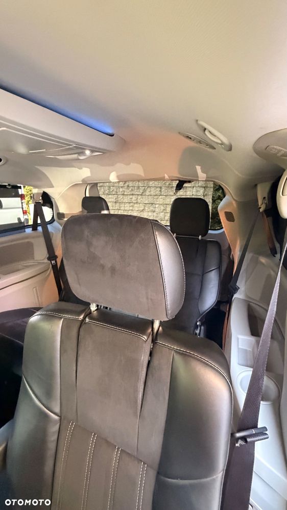 Chrysler Town & Country 3.6 Limited - 38