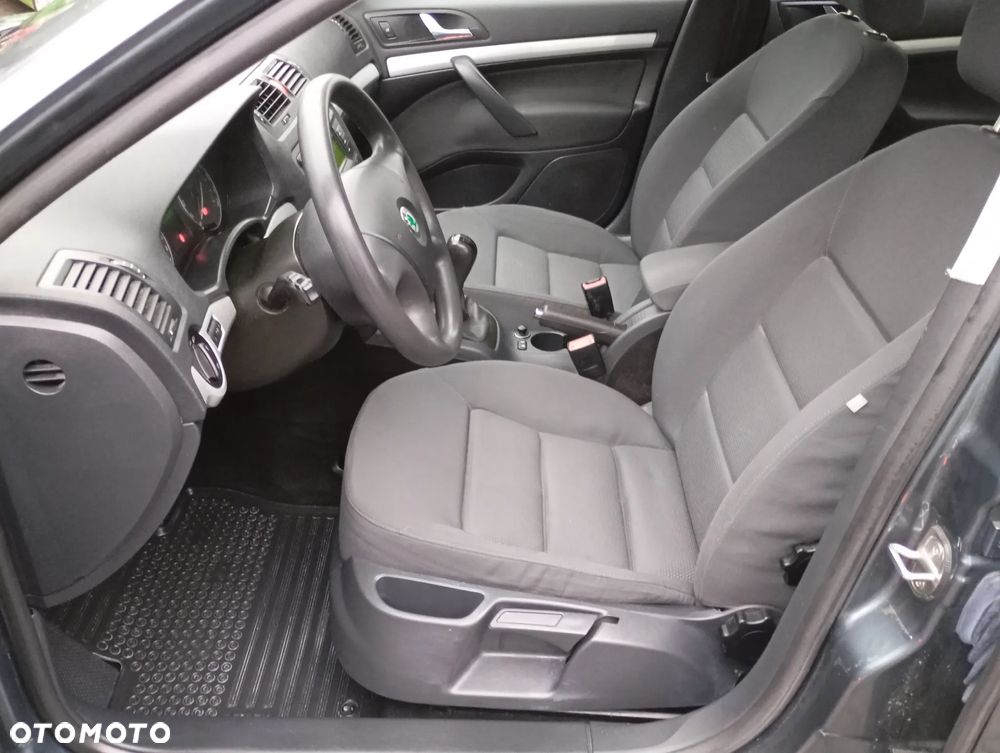 Skoda Octavia 1.6 Combi Ambiente - 30