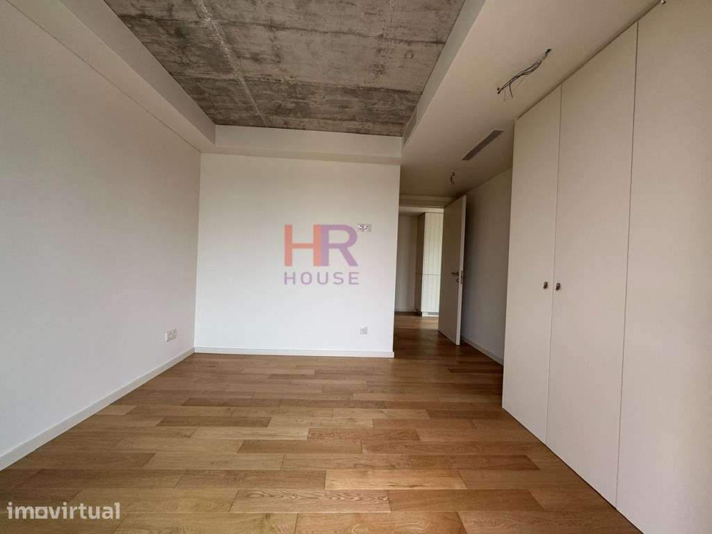 Vende-se T1 com aparcamento privativo coberto. - Grande imagem: 4/19