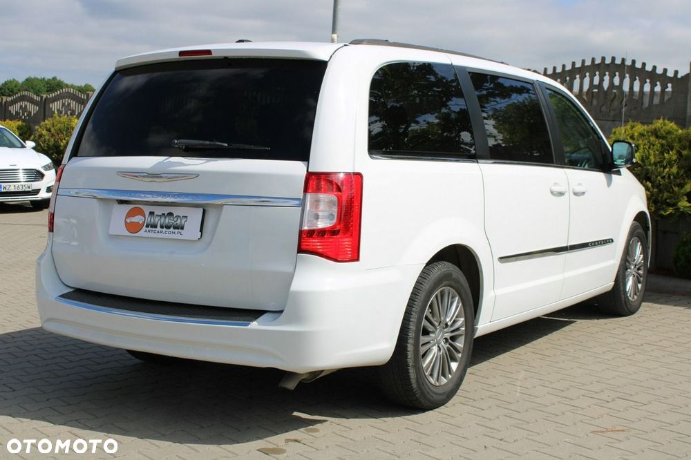 Chrysler Town & Country - 7
