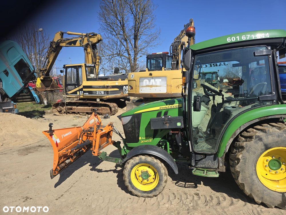 John Deere 3045R - 4
