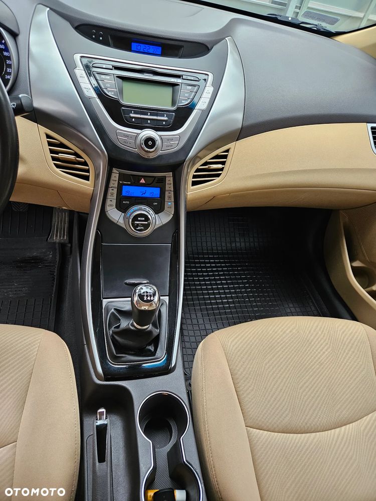Hyundai Elantra 1.6 Comfort - 8