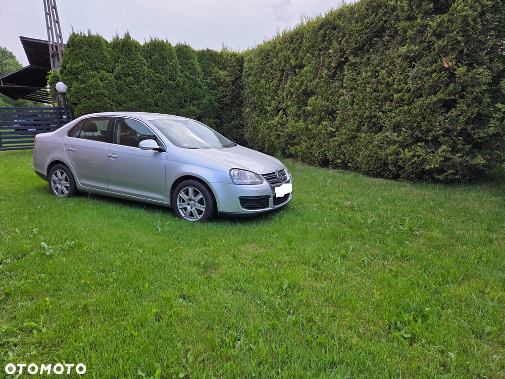 Volkswagen Jetta - 2
