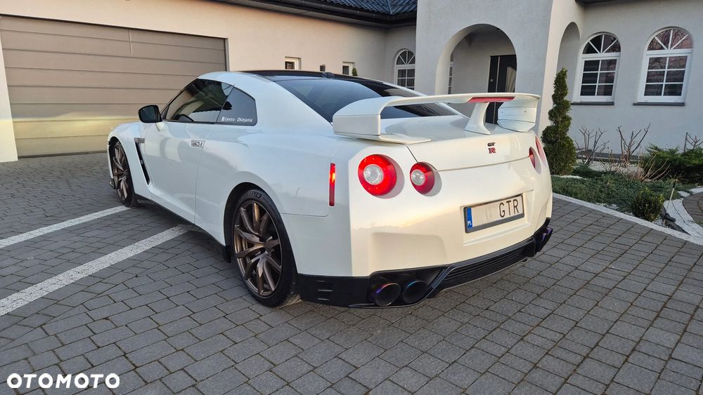 Nissan GT-R - 1