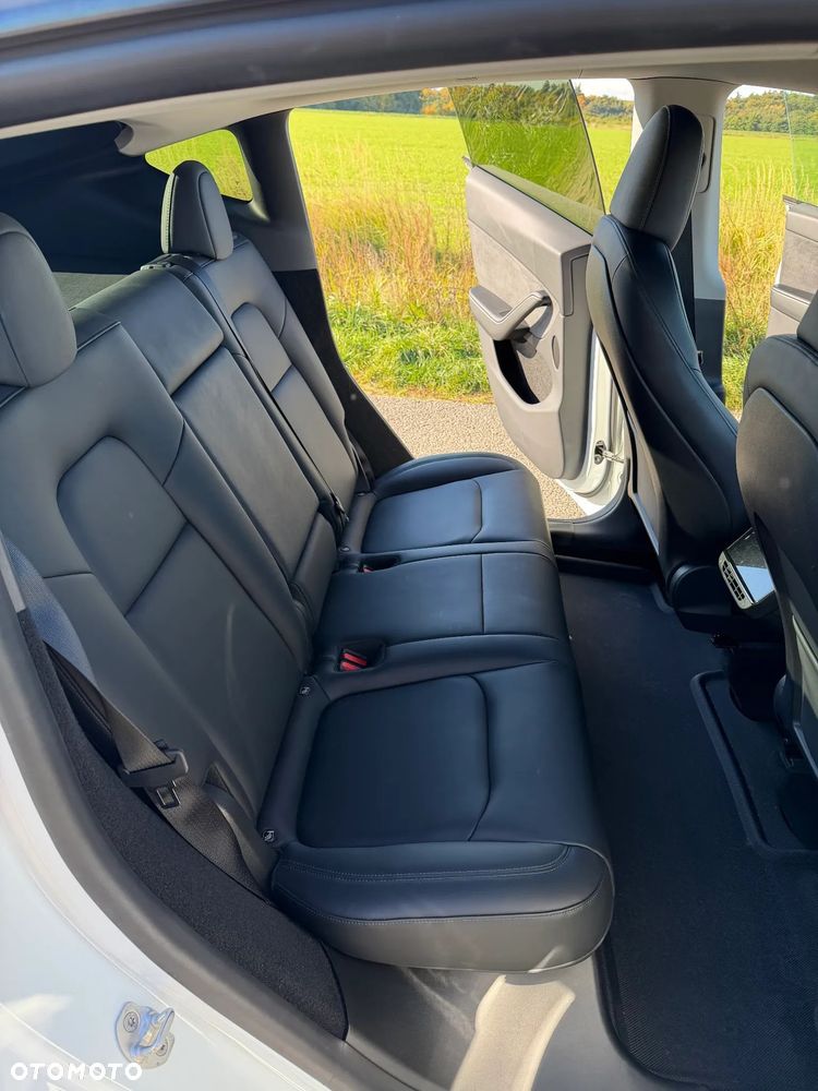 Tesla Model Y Long Range AWD - 31