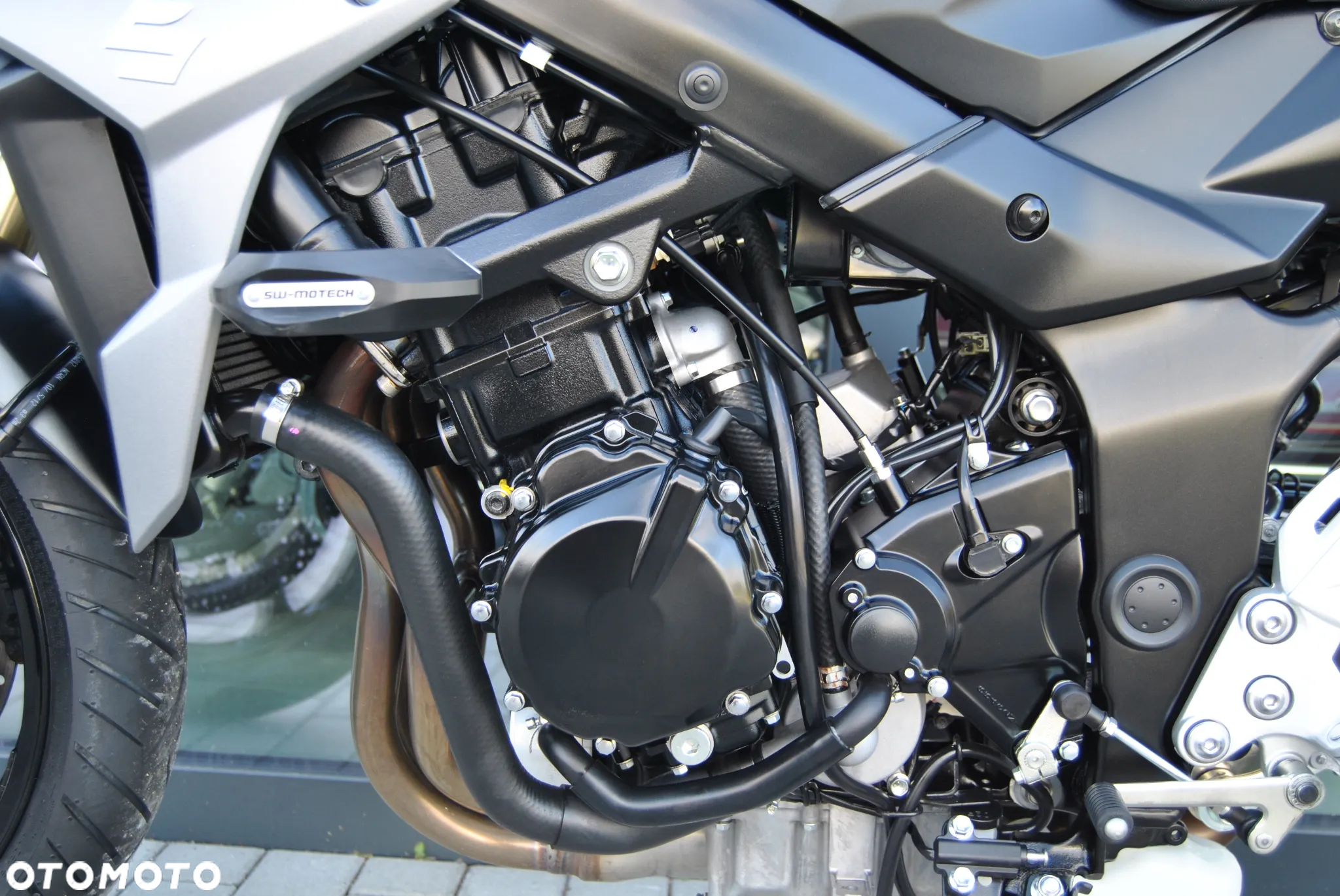Suzuki GSR - 10