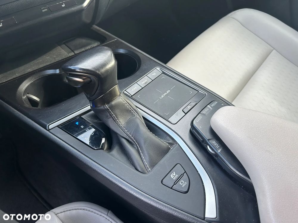 Lexus UX 250h GPF F Impression 2WD - 25