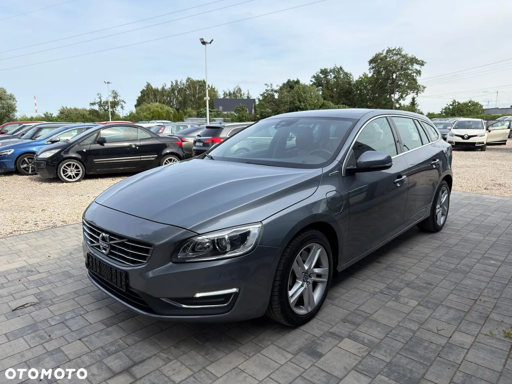 Volvo V60 D6 AWD Plug-in Hybrid R-Design Momentum - 9