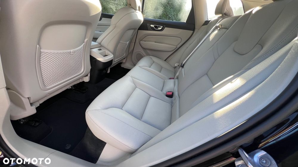 Volvo XC 60 B4 D AWD Plus Bright - 24