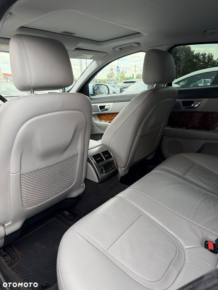 Jaguar XF 2.0 T Premium Luxury - 27