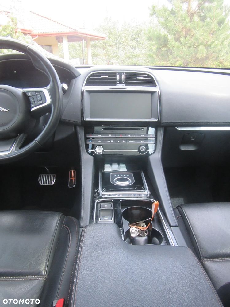 Jaguar F-Pace 30t AWD Prestige - 12