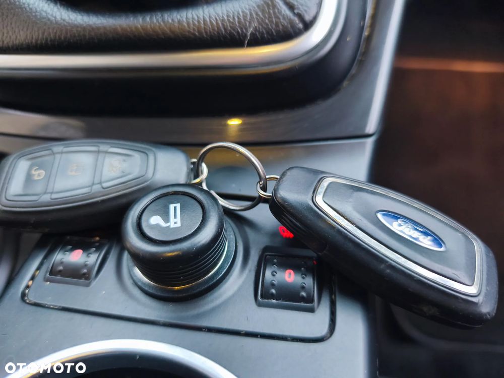 Ford Kuga 2.0 TDCi 2x4 Titanium - 32