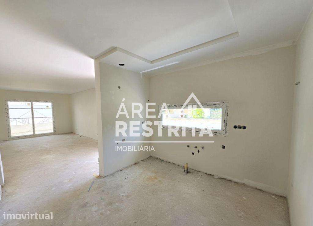 MORADIA GEMINADA T3 COM QUARTO RC QUINTA DAS LARANJEIRAS, FERNÃO FERRO - Grande imagem: 3/31