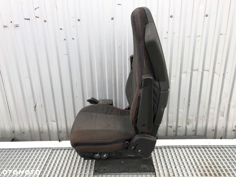 FOTEL LEWY PRZÓD  VOLVO FH II 2012 - 2022 500 368 kW [500 KM] 10x4/6 2017 - 8