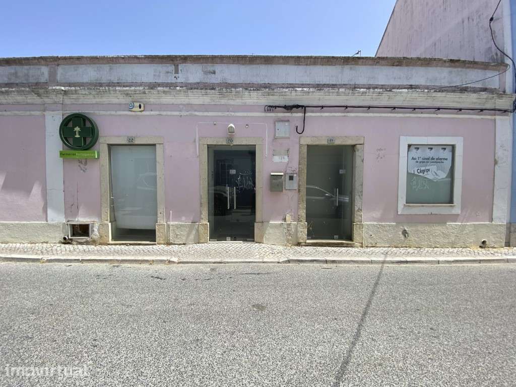 Moradia V8 com Garagem para Remodelar no Centro de Grândola - Grande imagem: 4/25
