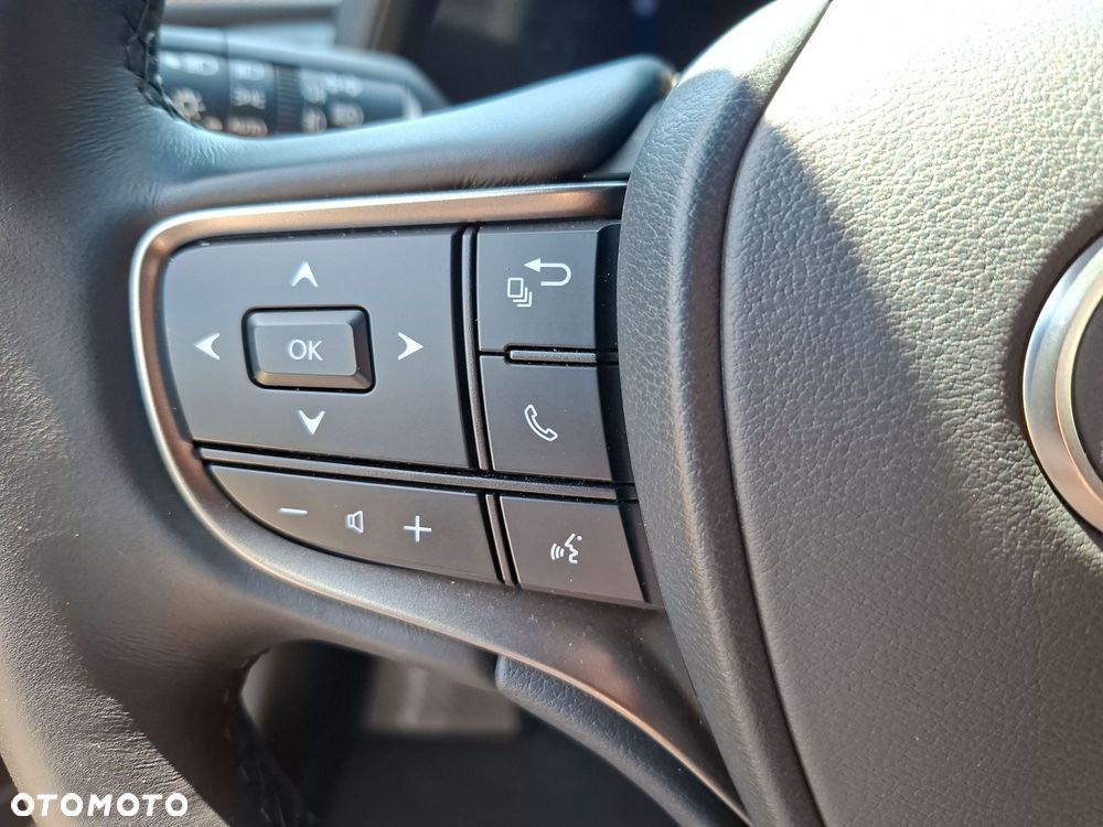 Lexus UX - 30