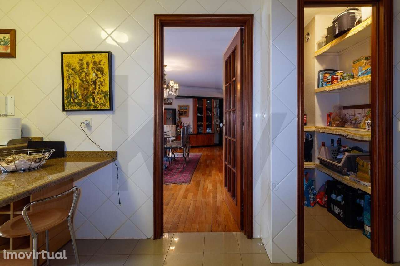 T4 à Venda ao centro de V. N. Gaia 2 lugares de garagem e arrumo - Grande imagem: 5/31