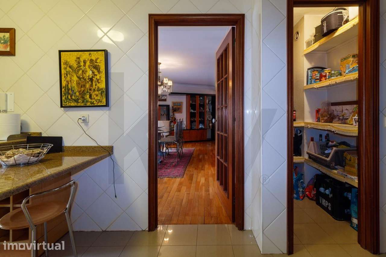 T4 à Venda ao centro de V. N. Gaia 2 lugares de garagem e arrumo - Grande imagem: 5/31