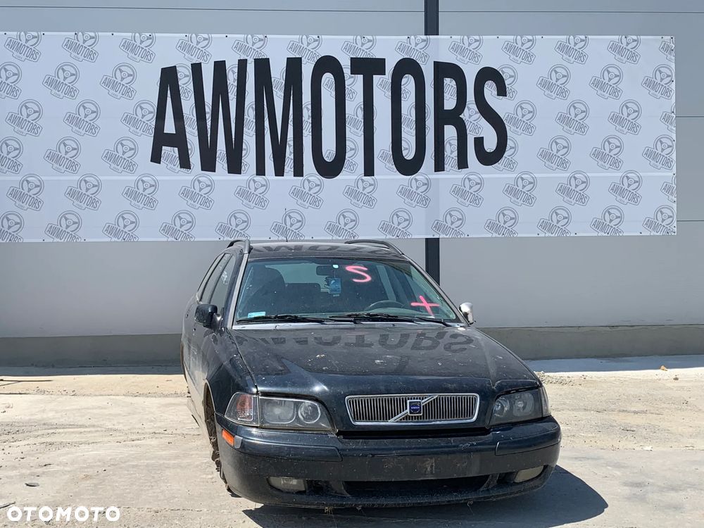 VOLVO V40 2001 *SAMOCHÓD NA CZĘŚCI* 1206  MASKA, LAMPA, DRZWI, LUSTERKO, ZDERZAK, GRILL, BŁOTNIK, KLAPA, BELKA, DESKA, FOTELE, KANAPA, ĆWIARTKA KIEROWNICA, TARCZE, ZACISKI, ZAWIESZENIE, KOMPLETNY PRZÓD, KOMPLETNY TYŁ, LICZNIK, ZEGARY, PRAWE LEWE PRZÓD TYŁ - 2