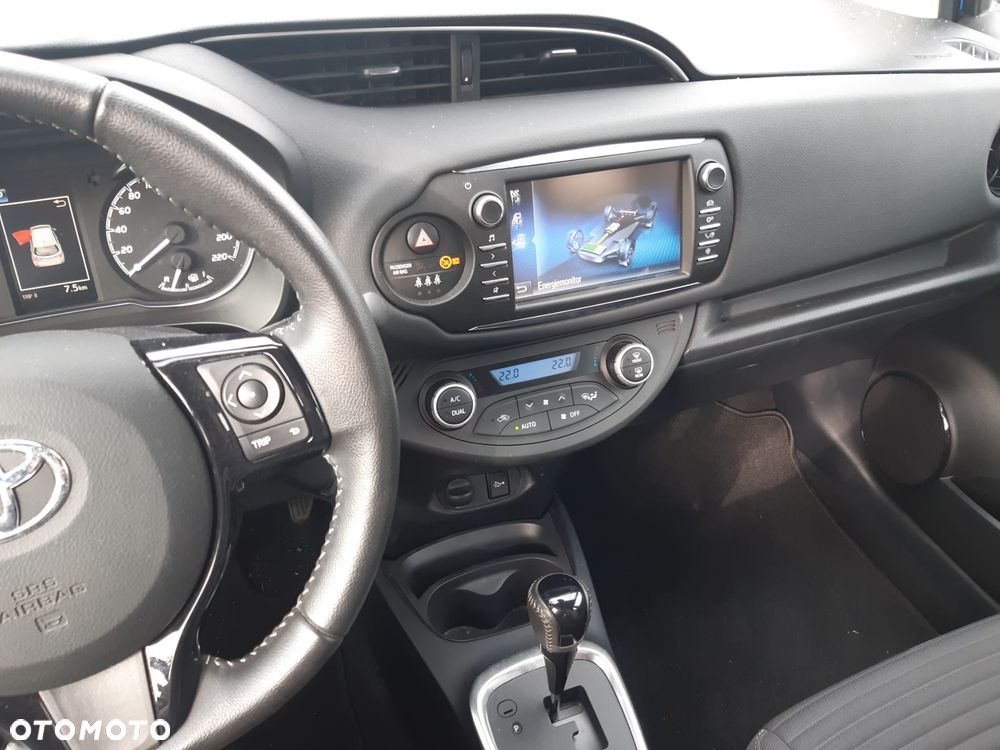 Toyota Yaris Hybrid 100 Premium - 9