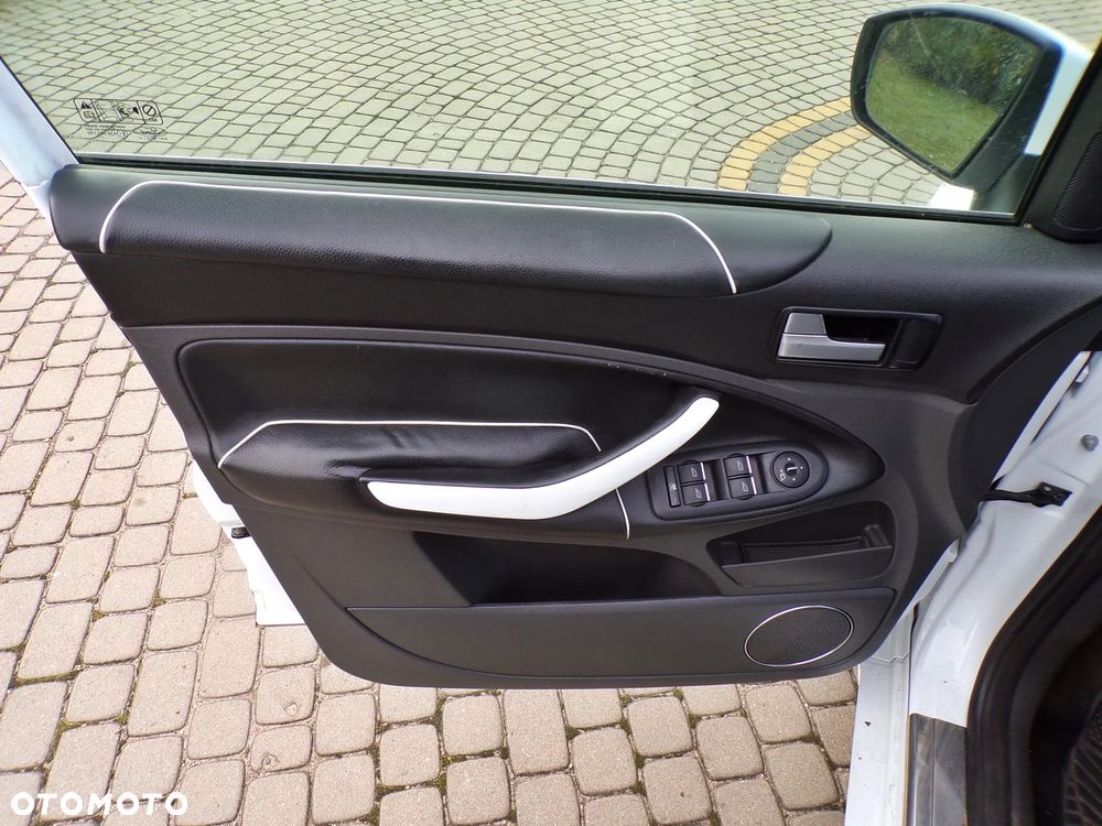 Ford Kuga 2.0 TDCi 2x4 Titanium - 17