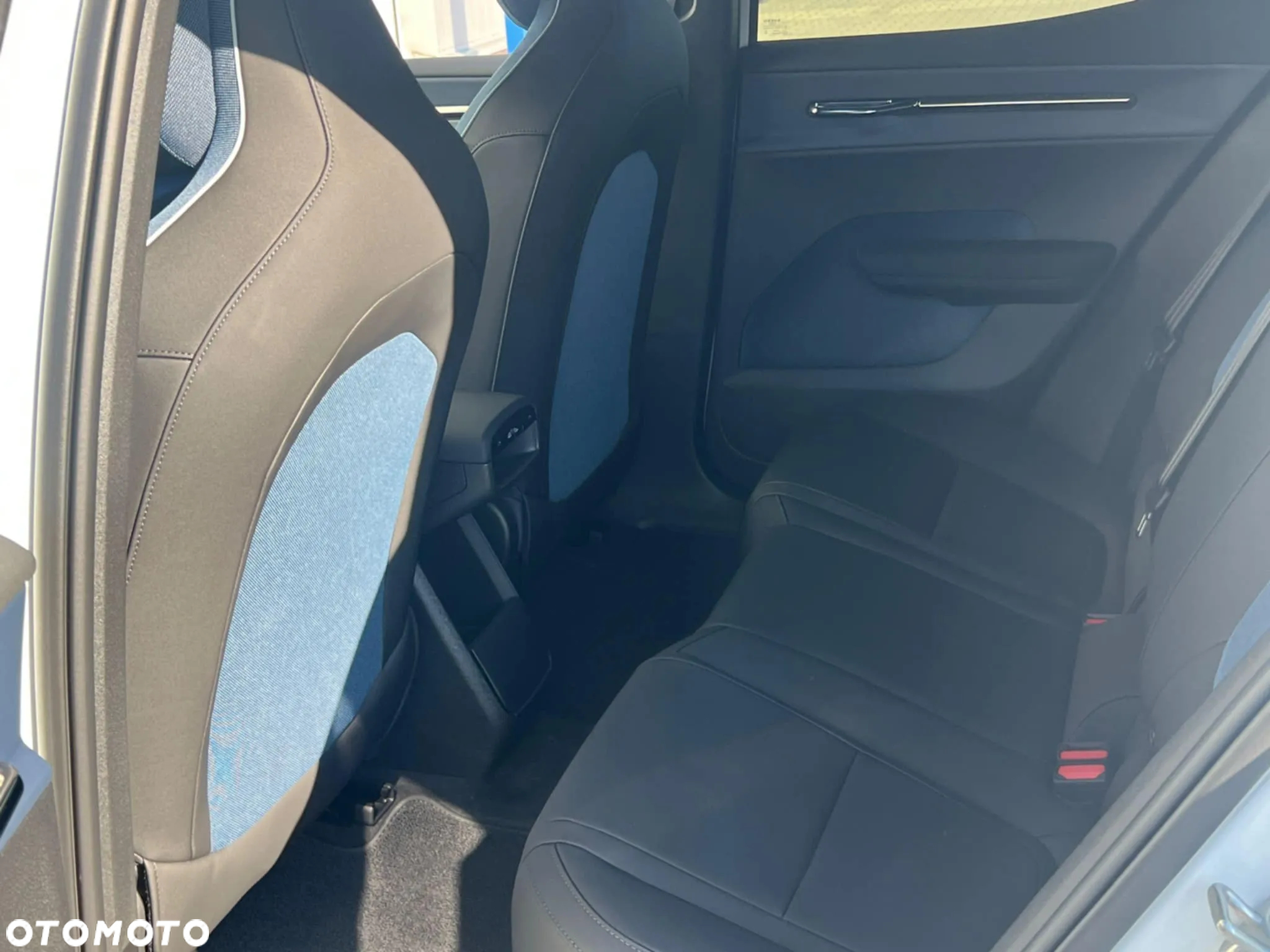 Volvo EX30 Single Motor Extended Range RWD Plus - 25