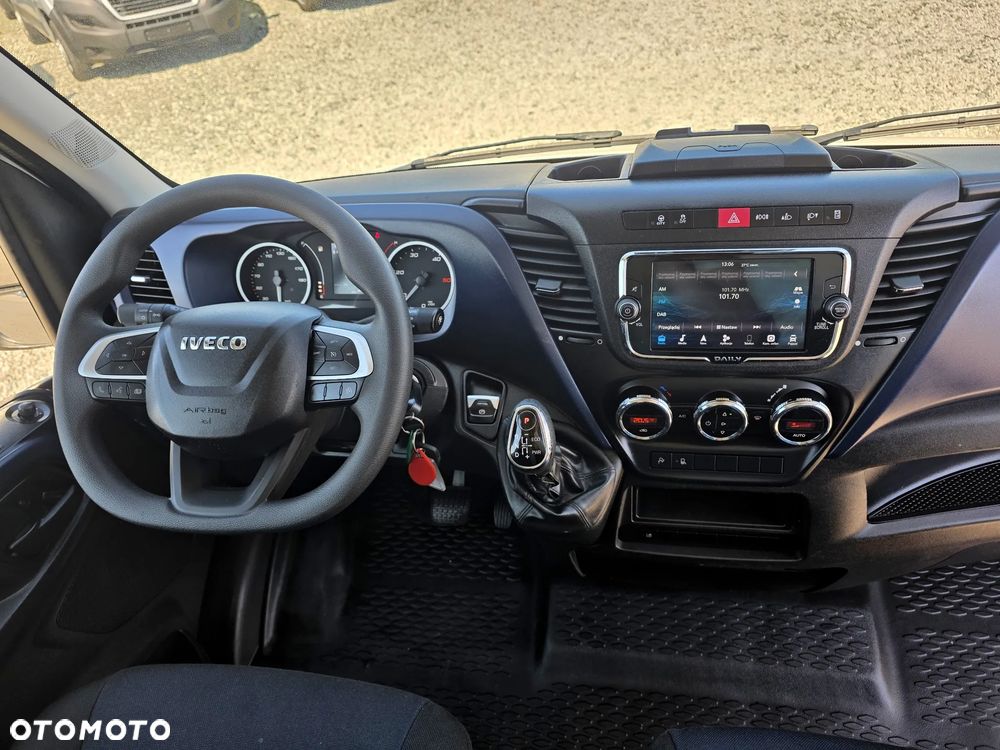 Iveco IVECO 35S18 3.0 HPI 180 KONNY ŚREDNI AUTOMAT KLIMA ALUFELGI LED NAVIGACJA - 24