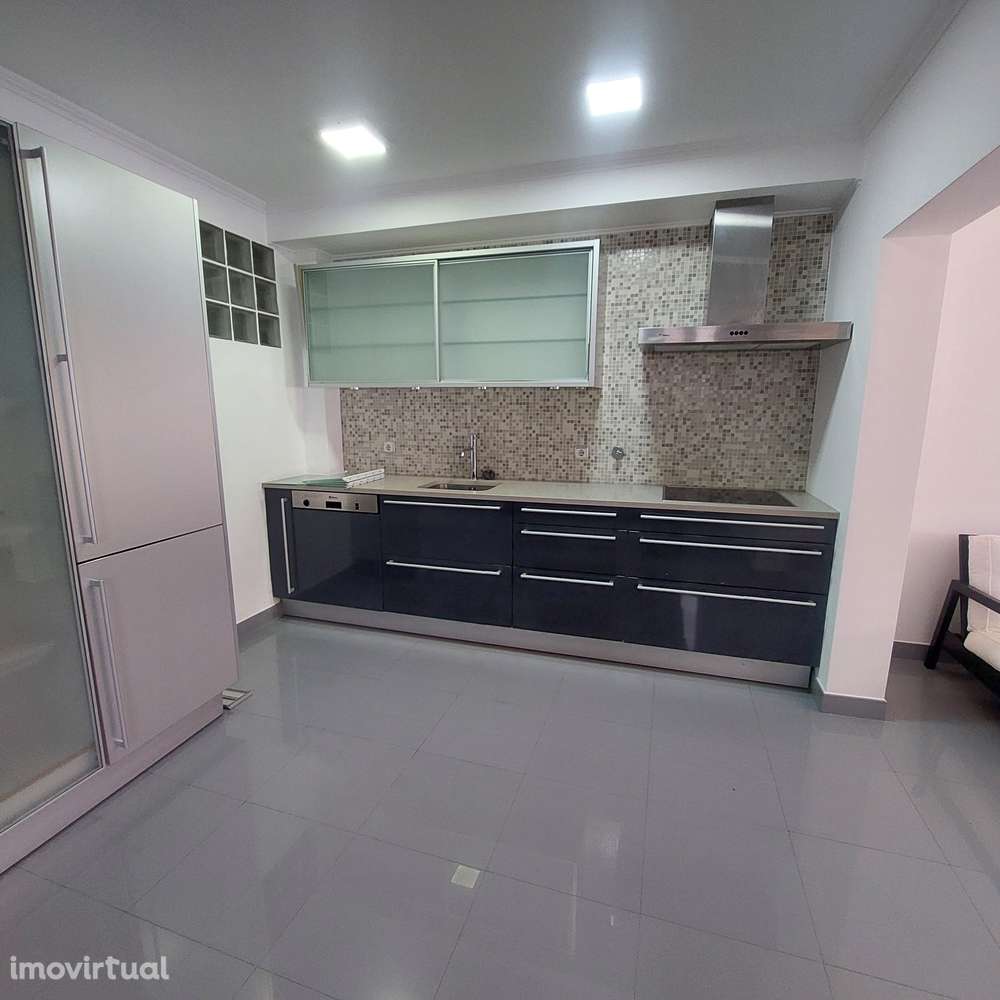 Apartamento T4 com 3 casas de banho e garagem - Grande imagem: 4/34