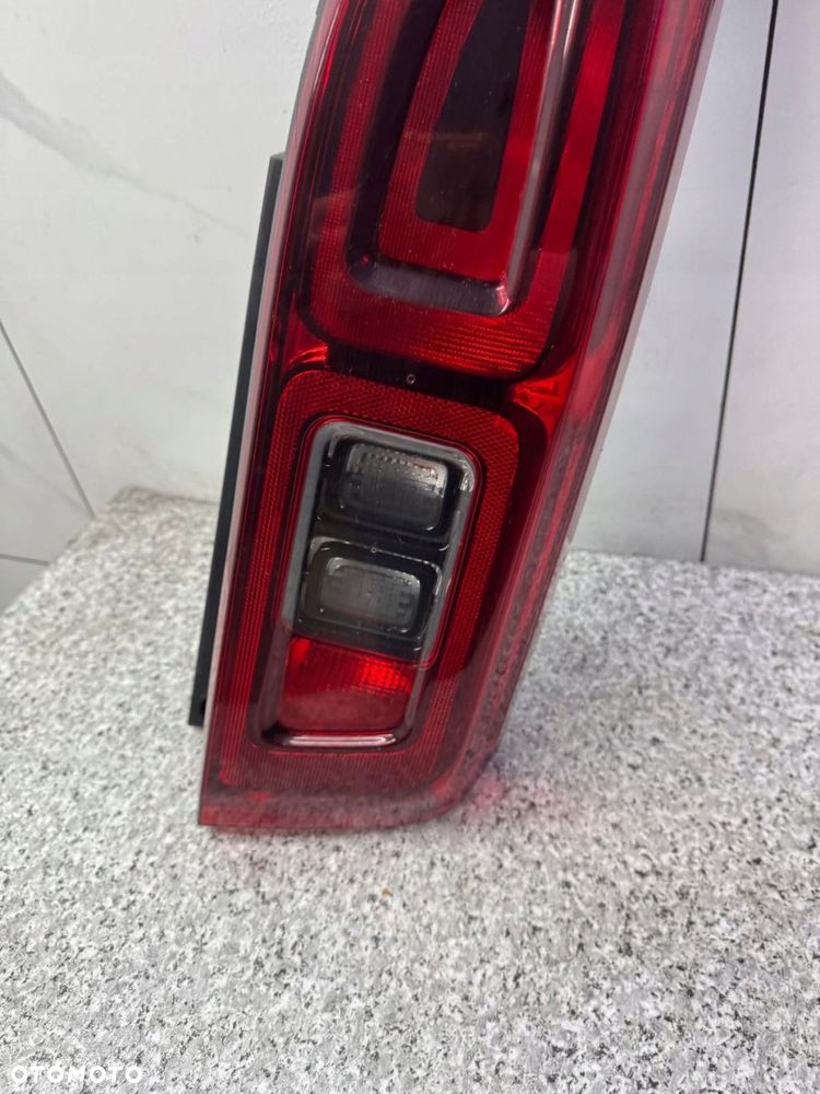 lampa prawy tył tylna combo e iv 2019-2024 9820555280 - 3
