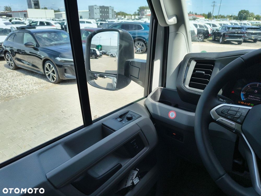 Volkswagen Crafter 2,0 l EURO VI SCR 163 KM / skrzynia biegów: Przedni napęd automatyczna 8-biegowa rozstaw osi: 4490 mm - 14