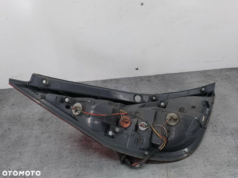 LAMPA TYLNA PRAWA HYUNDAI I30 I 92402-2R0 HATCHBACK - 6