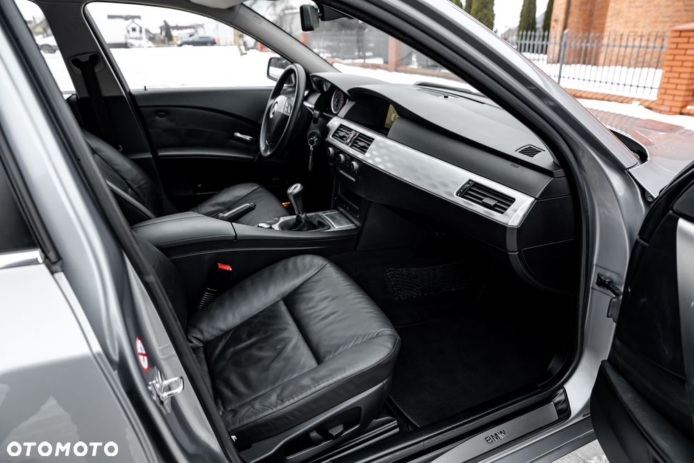 BMW Seria 5 525i Touring - 22