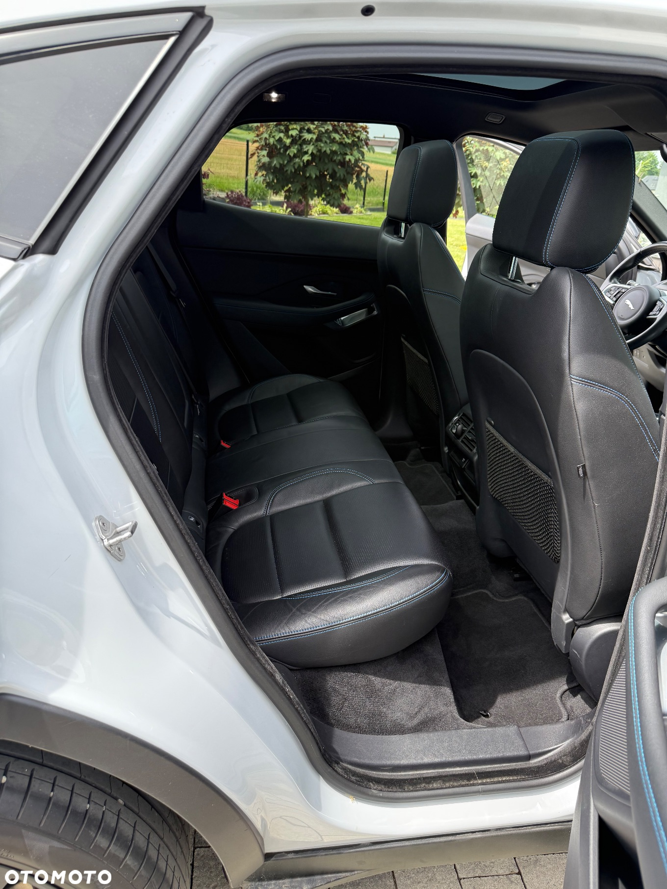 Jaguar E-Pace P250 AWD R-Dynamic SE - 12