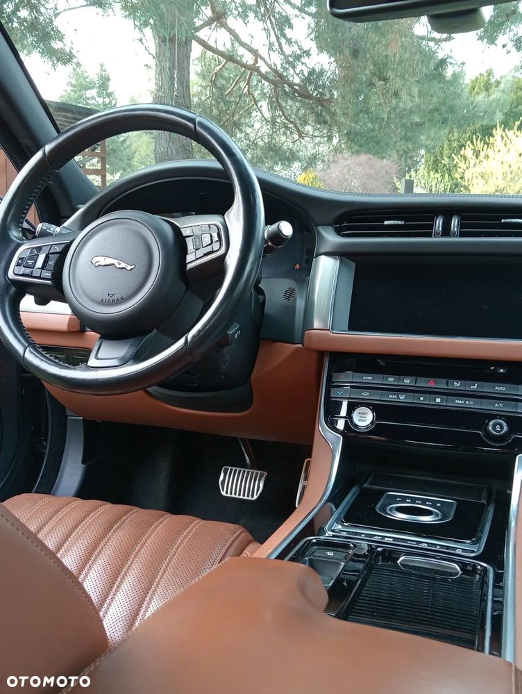 Jaguar XF 20d Portfolio - 8