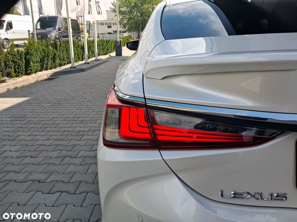Lexus ES 300h Business Edition - 23