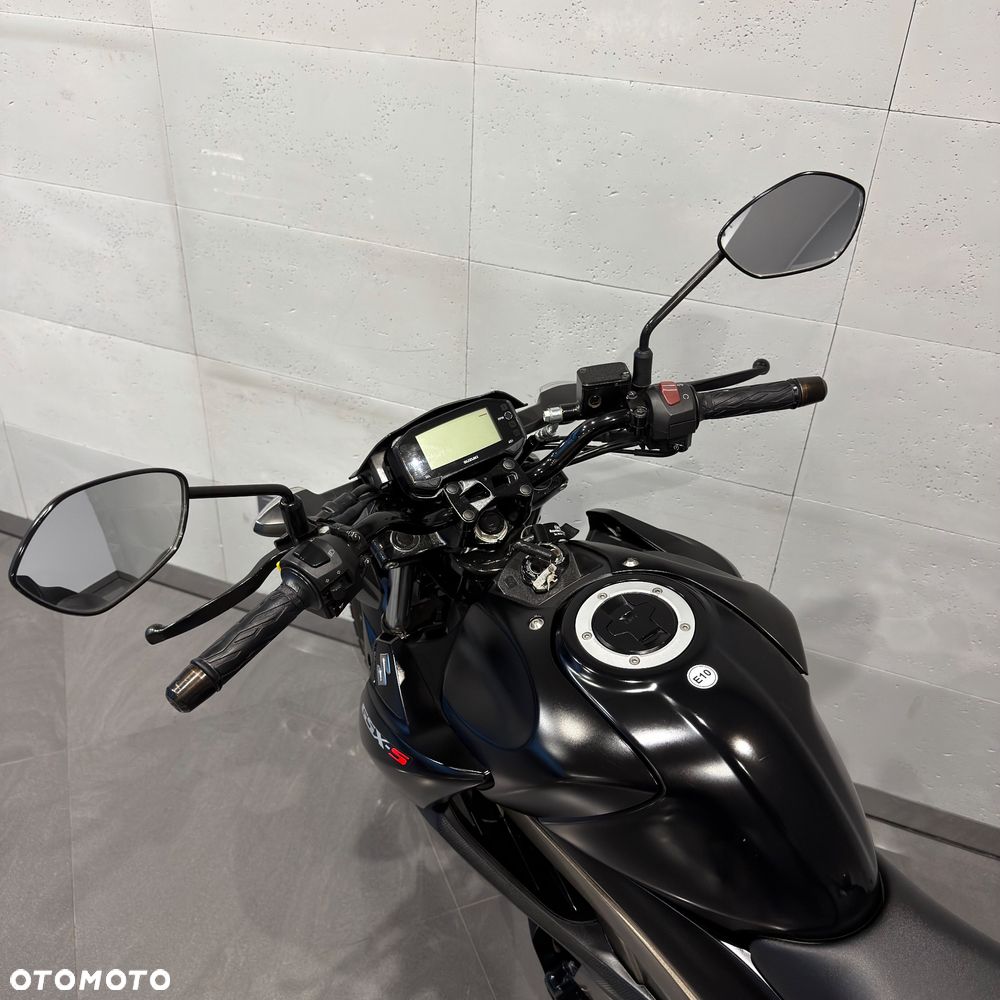 Suzuki GSX - 12