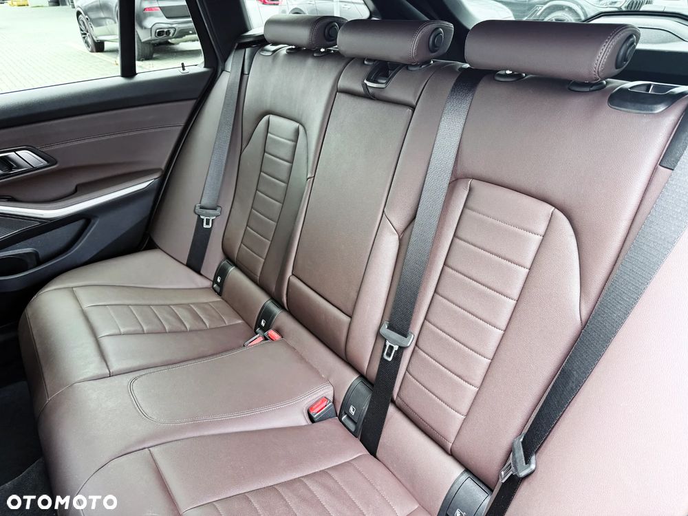 BMW Seria 3 330d xDrive M Sport - 36