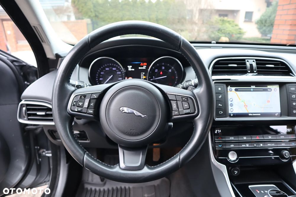 Jaguar XE 20d Prestige - 15